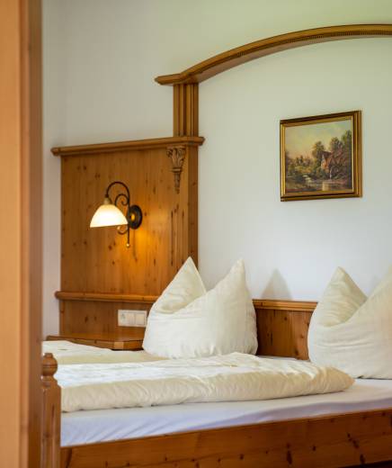Doppelbett im Posthotel Erlerwirt