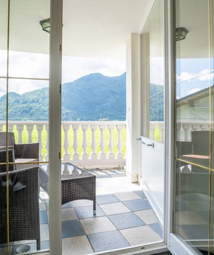Suite mit Balkon mit Blick auf die Berge im Posthotel Erlerwirt