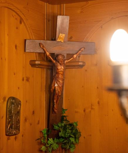 Holzkreuz im Restaurant im Posthotel Erlerwirt