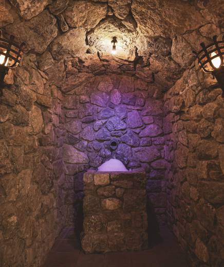 Eisgrotte in der Optik eines Gewölbekellers im Posthotel Erlerwirt
