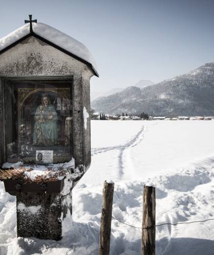 Winterlandschaft in Erl Schneebedeckte Berge in Tirol