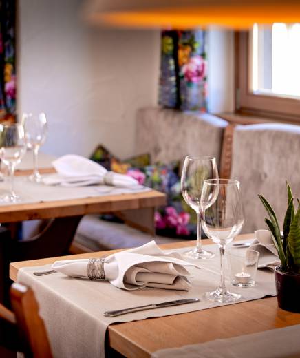 Gedeckte Tische im Posthotel Erlerwirt