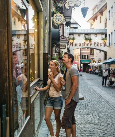 Paar läuft durch die Römerhofgasse in der Altstadt von Kufstein