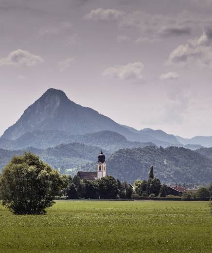 Berg Ebbs im Kufsteiner Land in Österreich mit Kirche auf Wiese