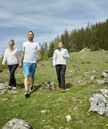 Frauen und Mann beim Wandern im Kufsteiner Land in Österreich