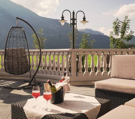 Cocktails auf der Terrasse im Posthotel Erlerwirt