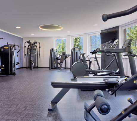 Innenansicht des Fitnessstudios mit Geräten von Technogym