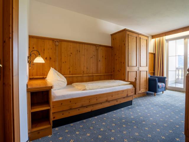 Einzelzimmer mit Balkon im Posthotel Erlerwirt