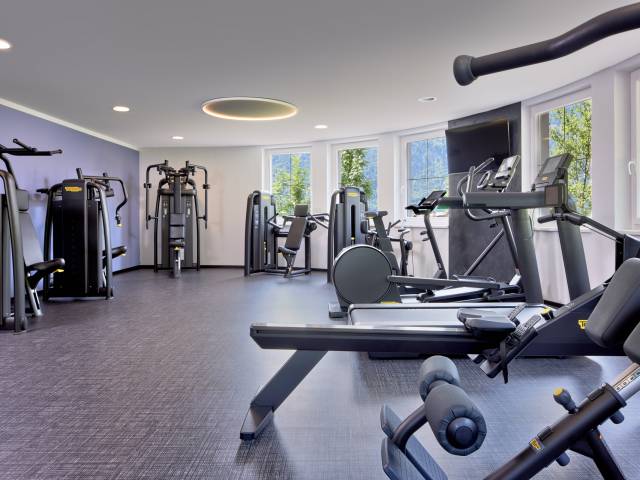 Innenansicht des Fitnessstudios mit Geräten von Technogym
