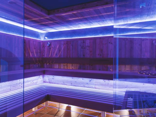 Blau beleuchtete finnische Sauna im Posthotel Erlerwirt