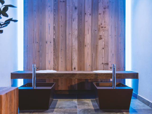 Fußbecken im Wellnessbereich Posthotel Erlerwirt