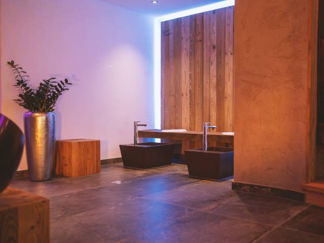Fußsprudelbecken im Wellnessbereich Posthotel Erlerwirt