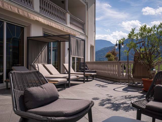 Terrasse des Posthotel Erlerwirt mit Blick auf die Berge