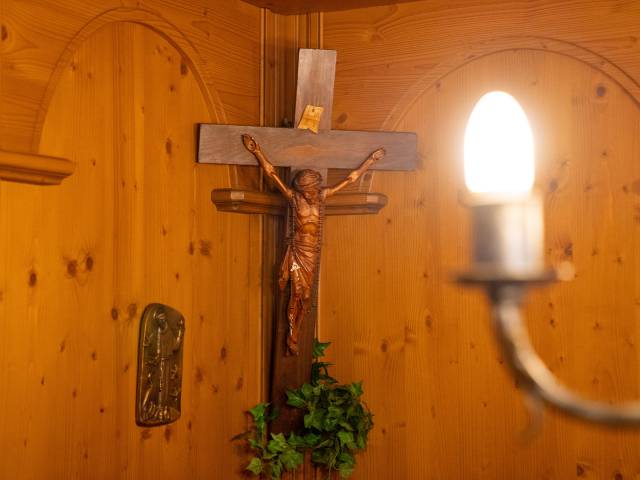 Holzkreuz im Restaurant im Posthotel Erlerwirt