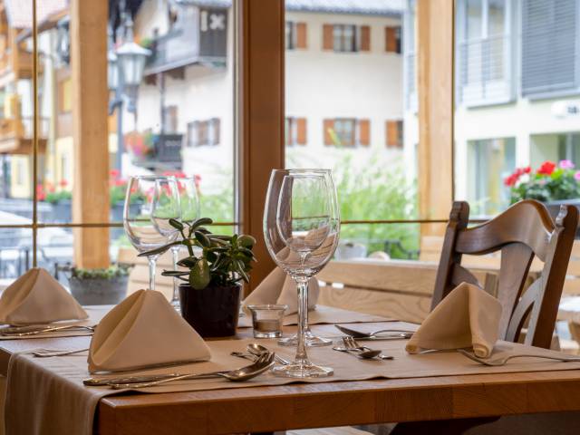 Gedeckter Tisch im Restaurant des Posthotel Erlerwirt