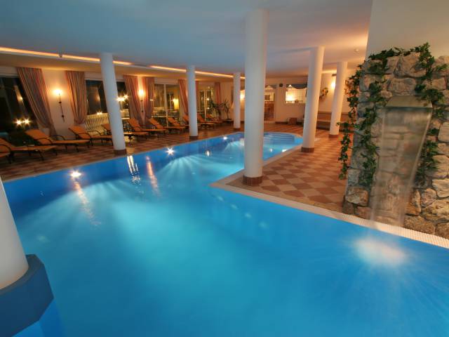 Indoor Schwimmbad Hallenbad im Posthotel Erlerwirt