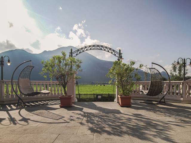 Terrasse des Posthotel Erlerwirt mit Blick auf die Tiroler Alpen