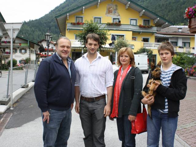 Johanna Gastdorf vor dem Posthotel Erlerwirt