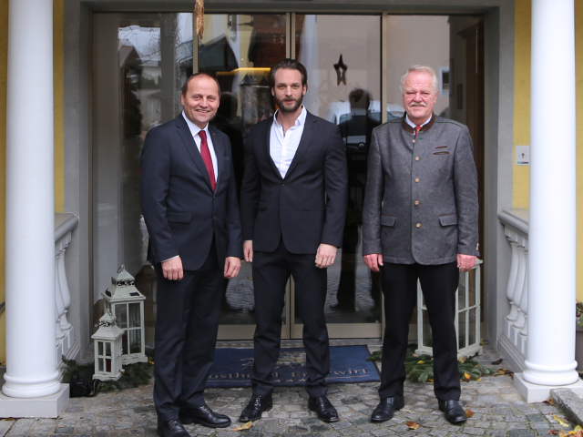 Josef Geisler vor dem Posthotel Erlerwirt