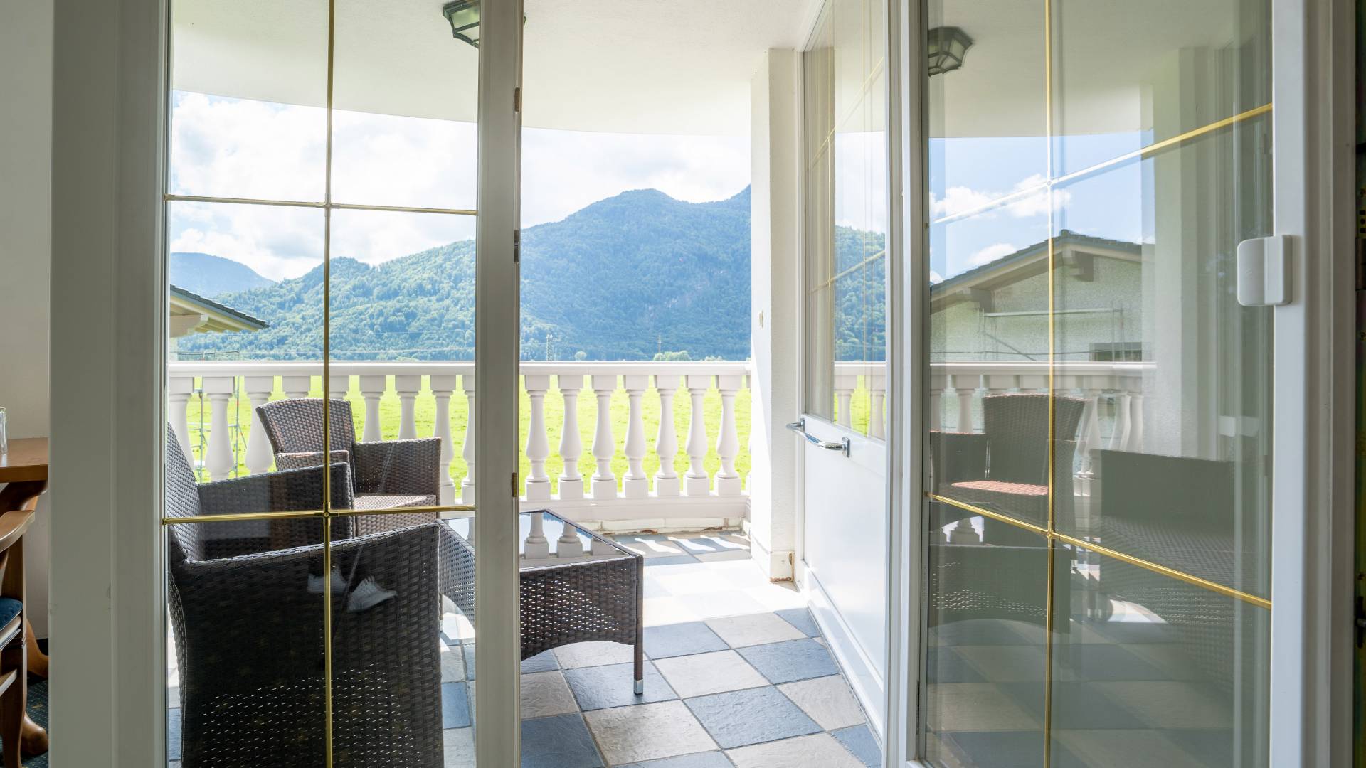 Suite mit Balkon mit Blick auf die Berge im Posthotel Erlerwirt