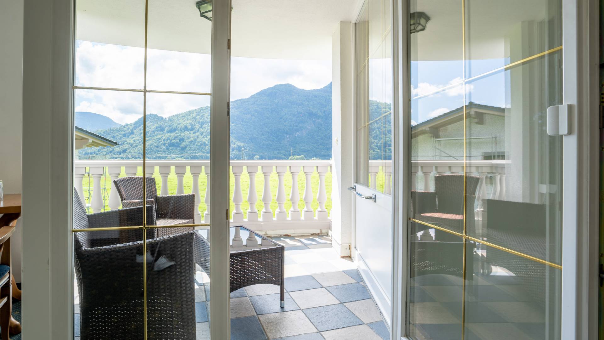 Suite mit Balkon mit Blick auf die Berge im Posthotel Erlerwirt