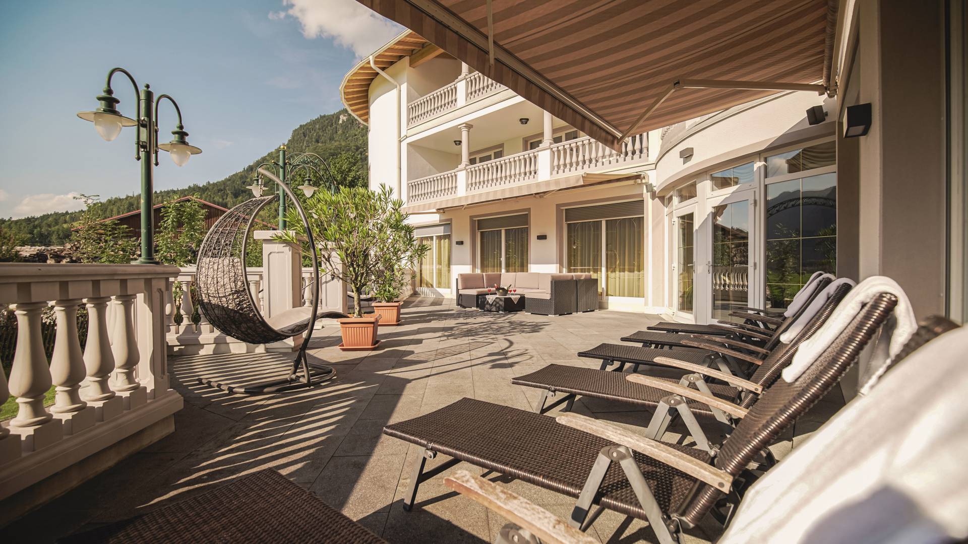 Sonnenterrasse mit Blick auf die Tiroler Alpen im Posthotel Erlerwirt