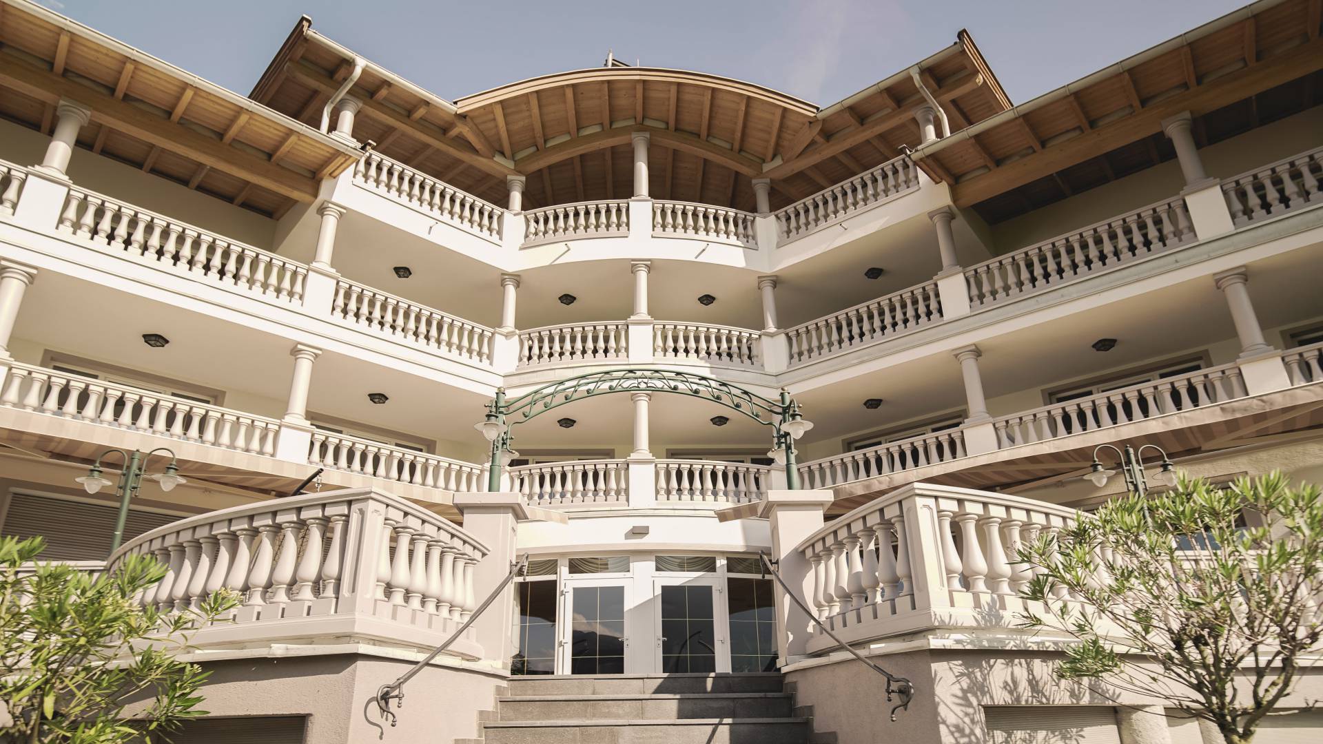 Haupteingang des 4 Sterne Posthotel Erlerwirt in Tirol