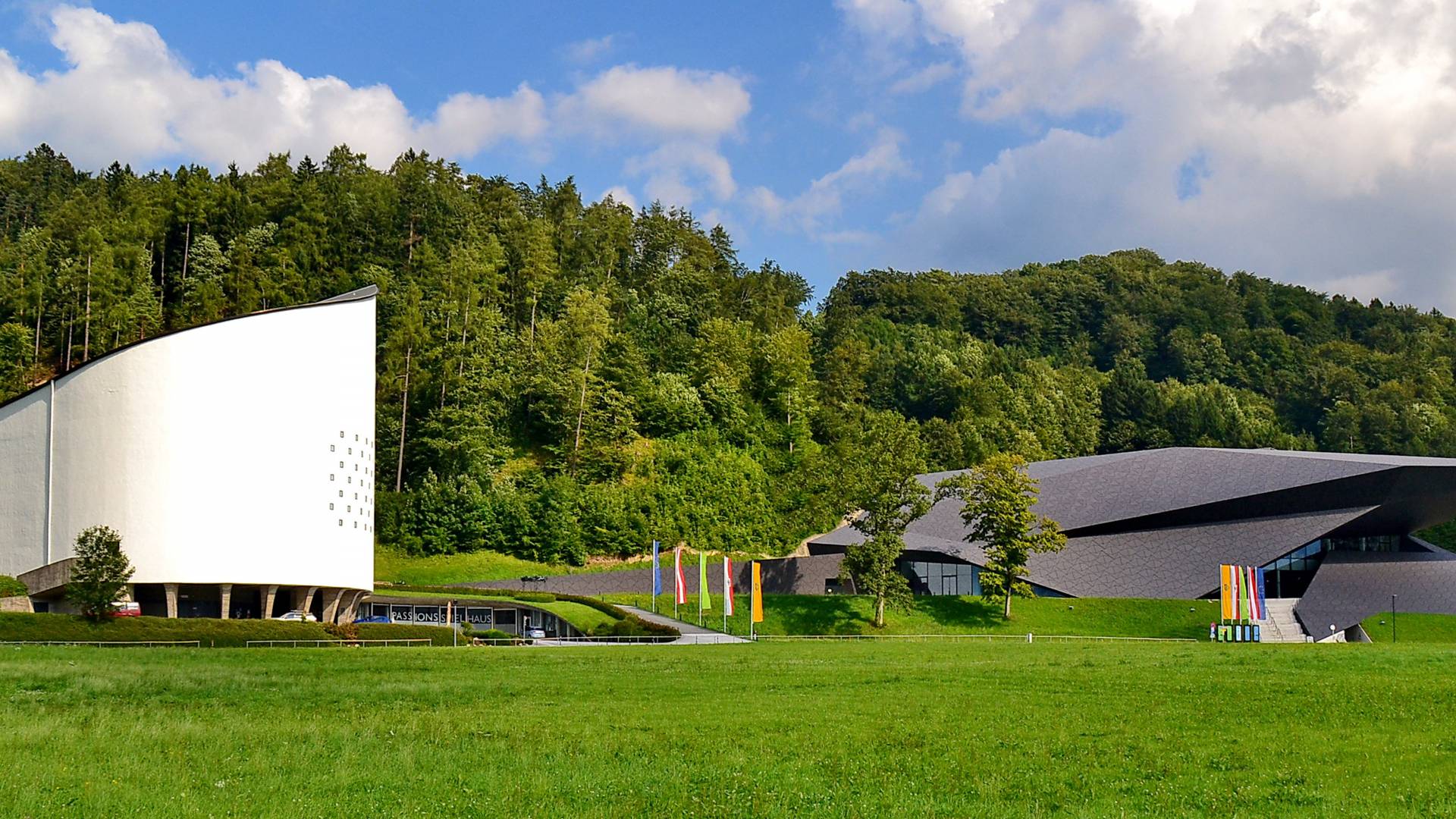 Außenansicht Passionsspielhaus und Festspielhaus Erl