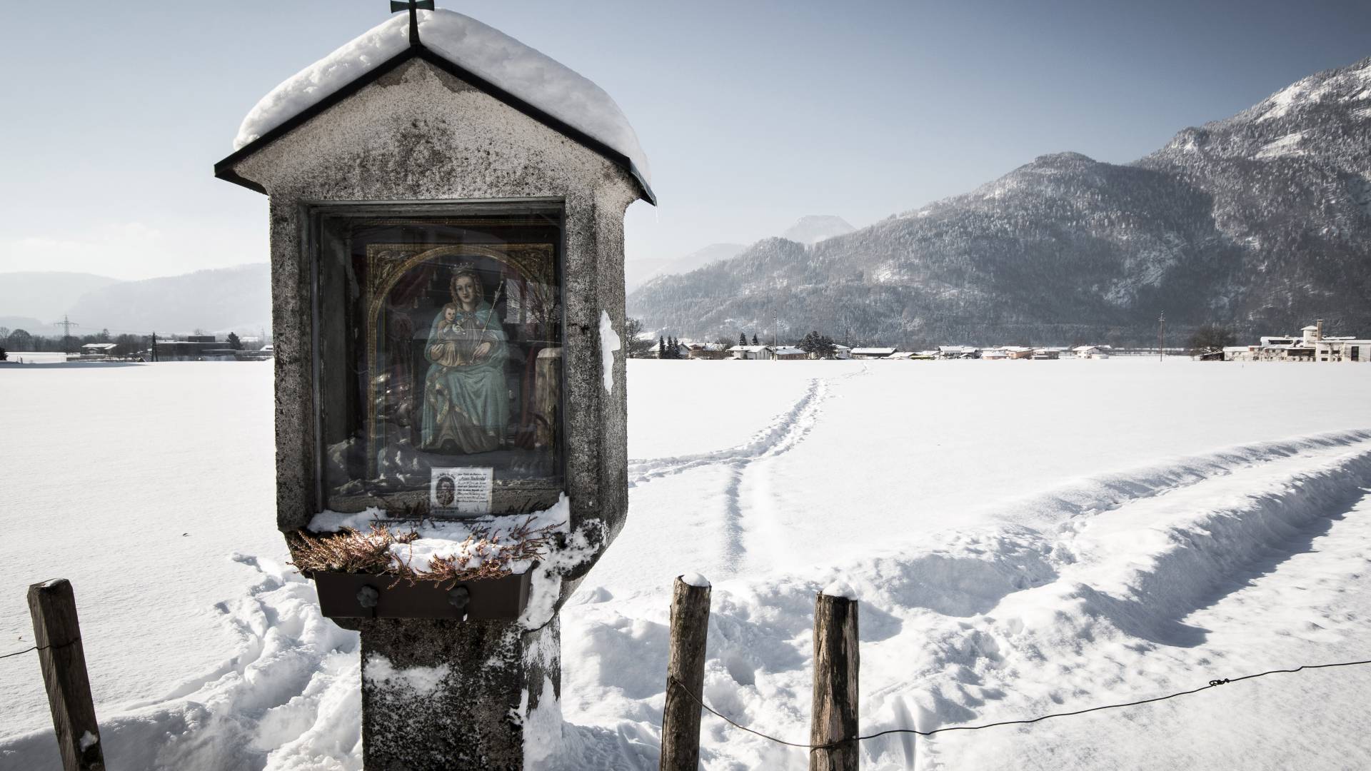 Winterlandschaft in Erl Schneebedeckte Berge in Tirol