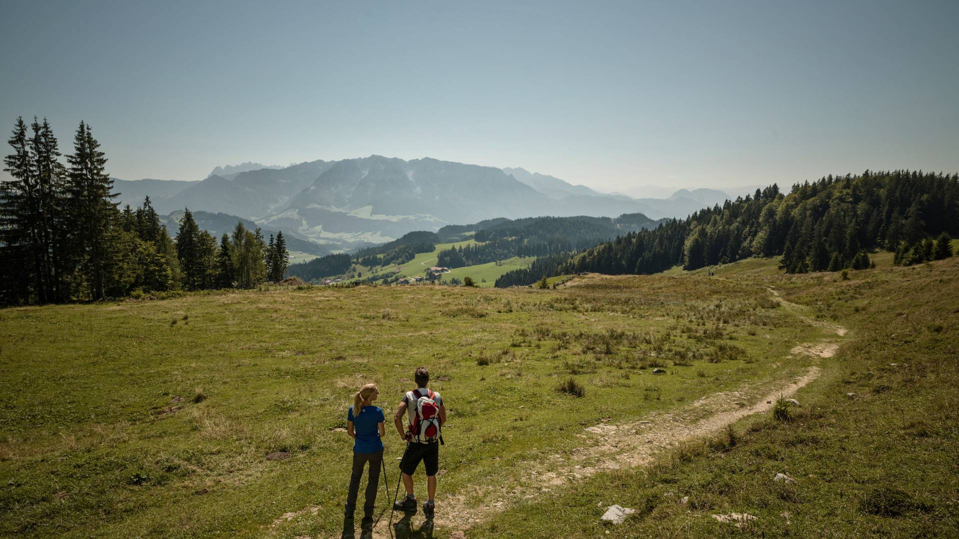Wanderer auf Wanderweg mit Blick auf die Tiroler Alpen