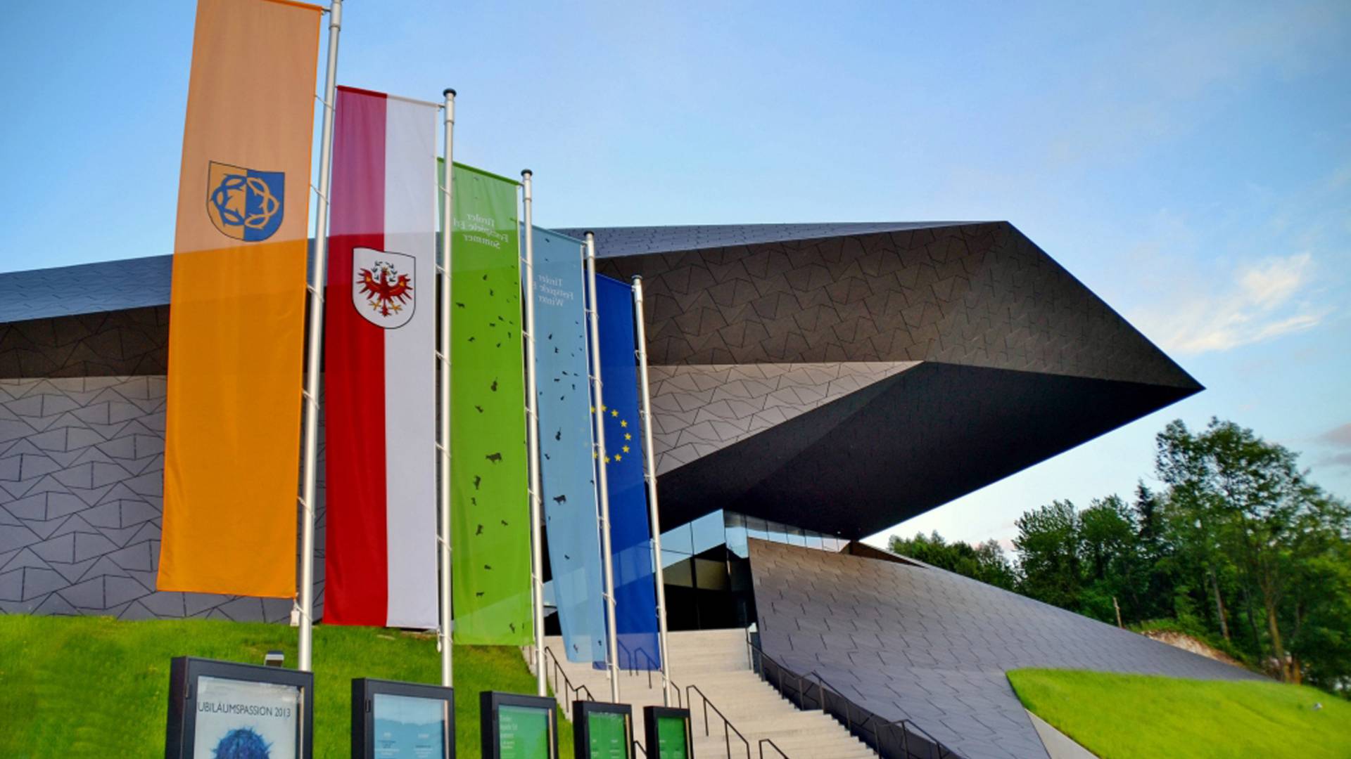 Fahnen vor dem Festspielhaus Erl
