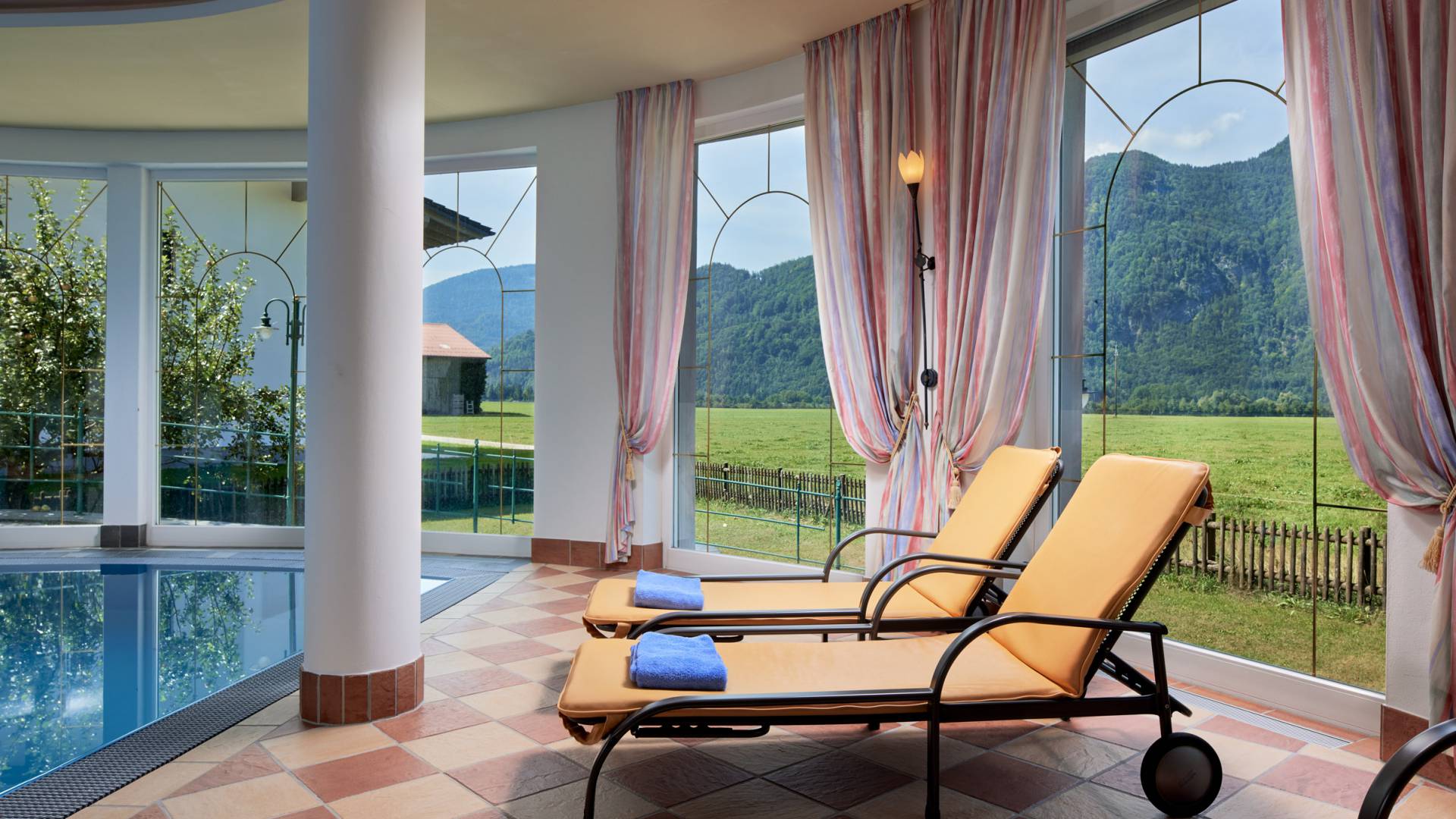 Schwimmbad mit Ruheliegen im Posthotel Erlerwirt