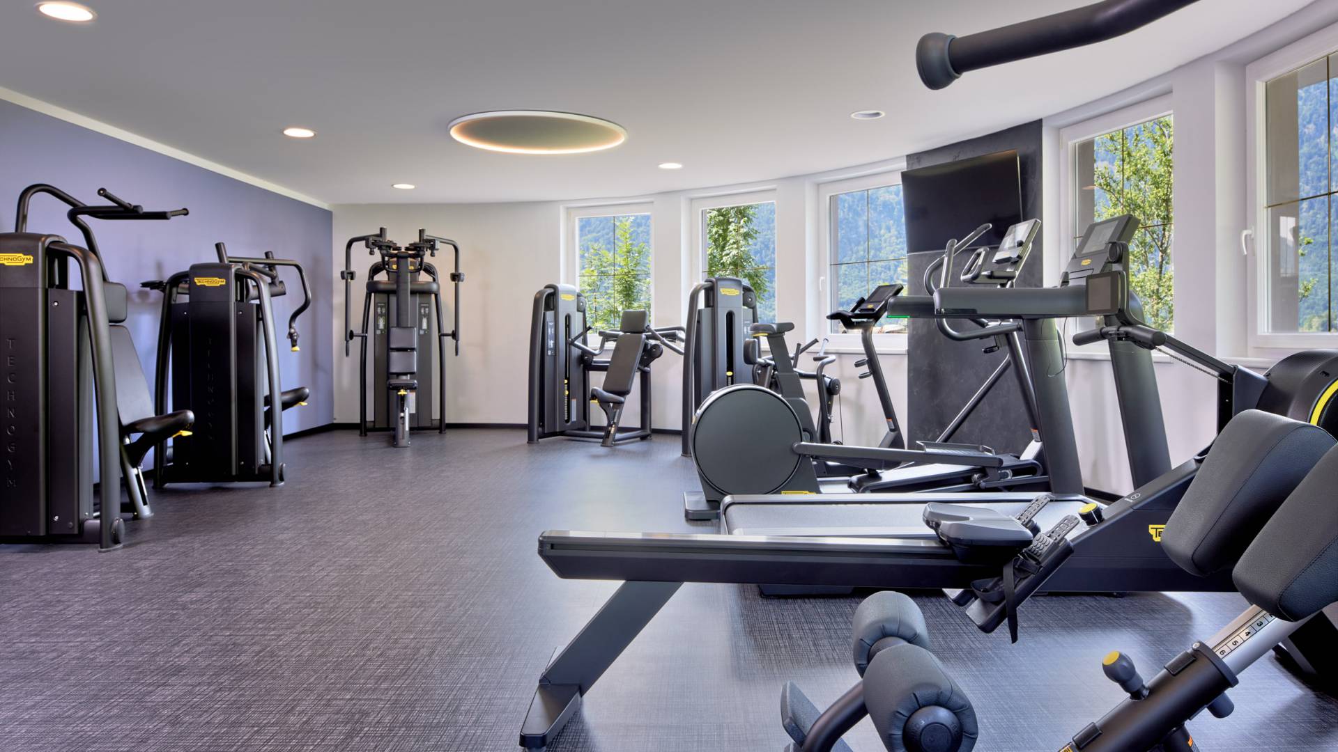 Innenansicht des Fitnessstudios mit Geräten von Technogym