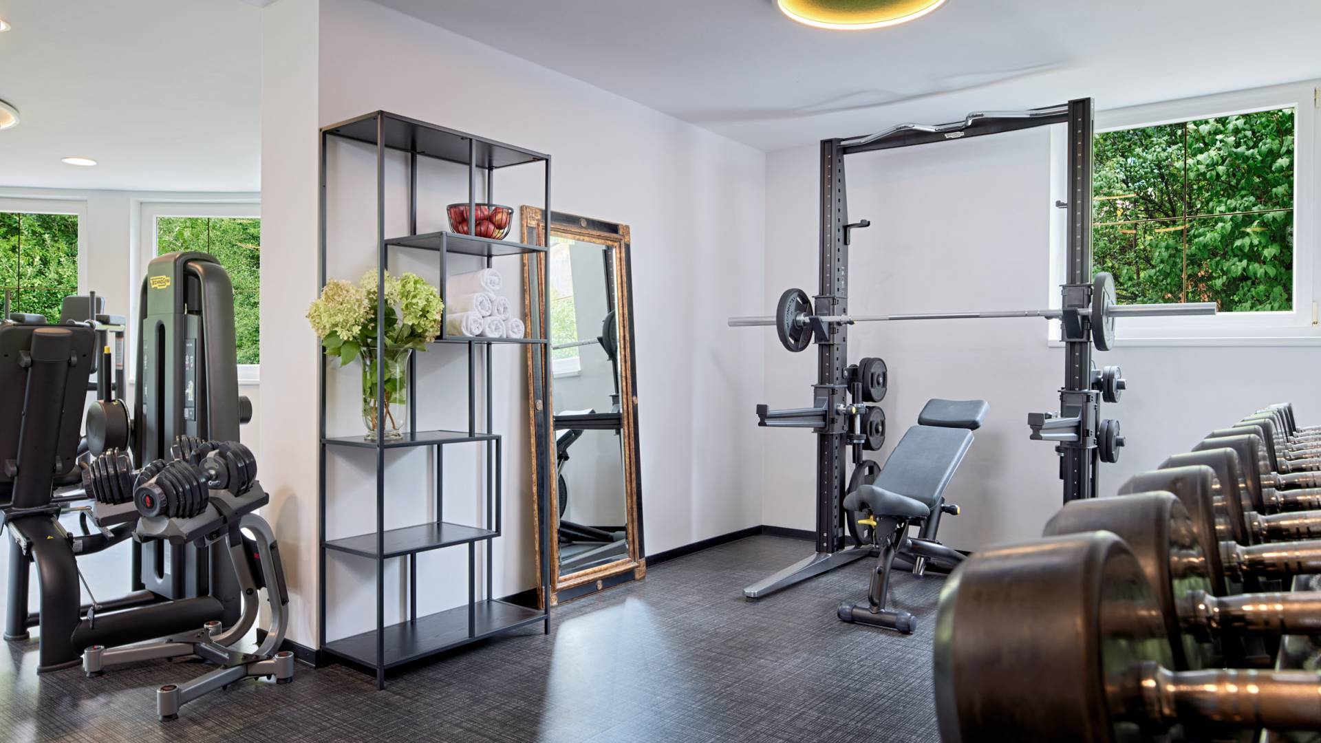 Innenansicht des Fitnessstudios mit Geräten