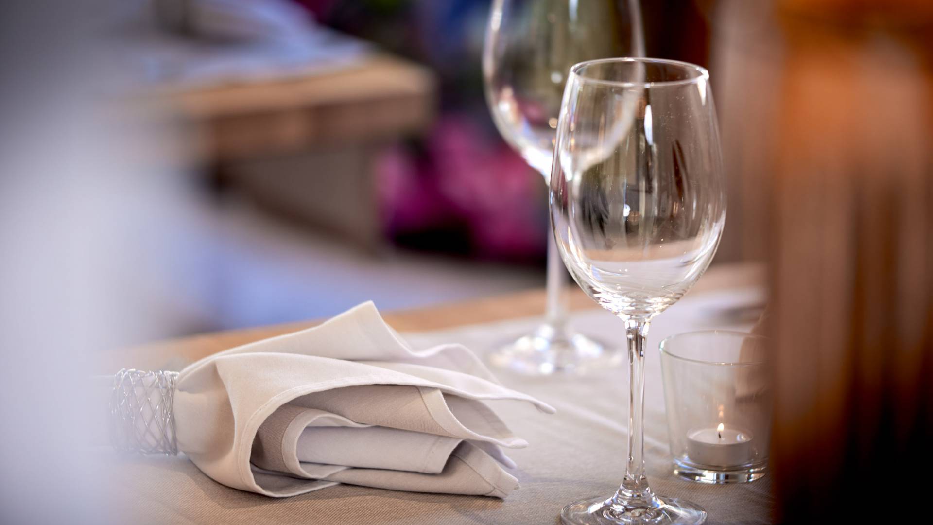 Weingläser und Servietten auf Tisch