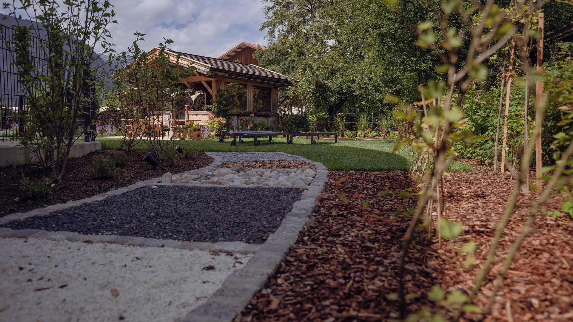 Barfußpfad im Garten des Posthotel Erlerwirt