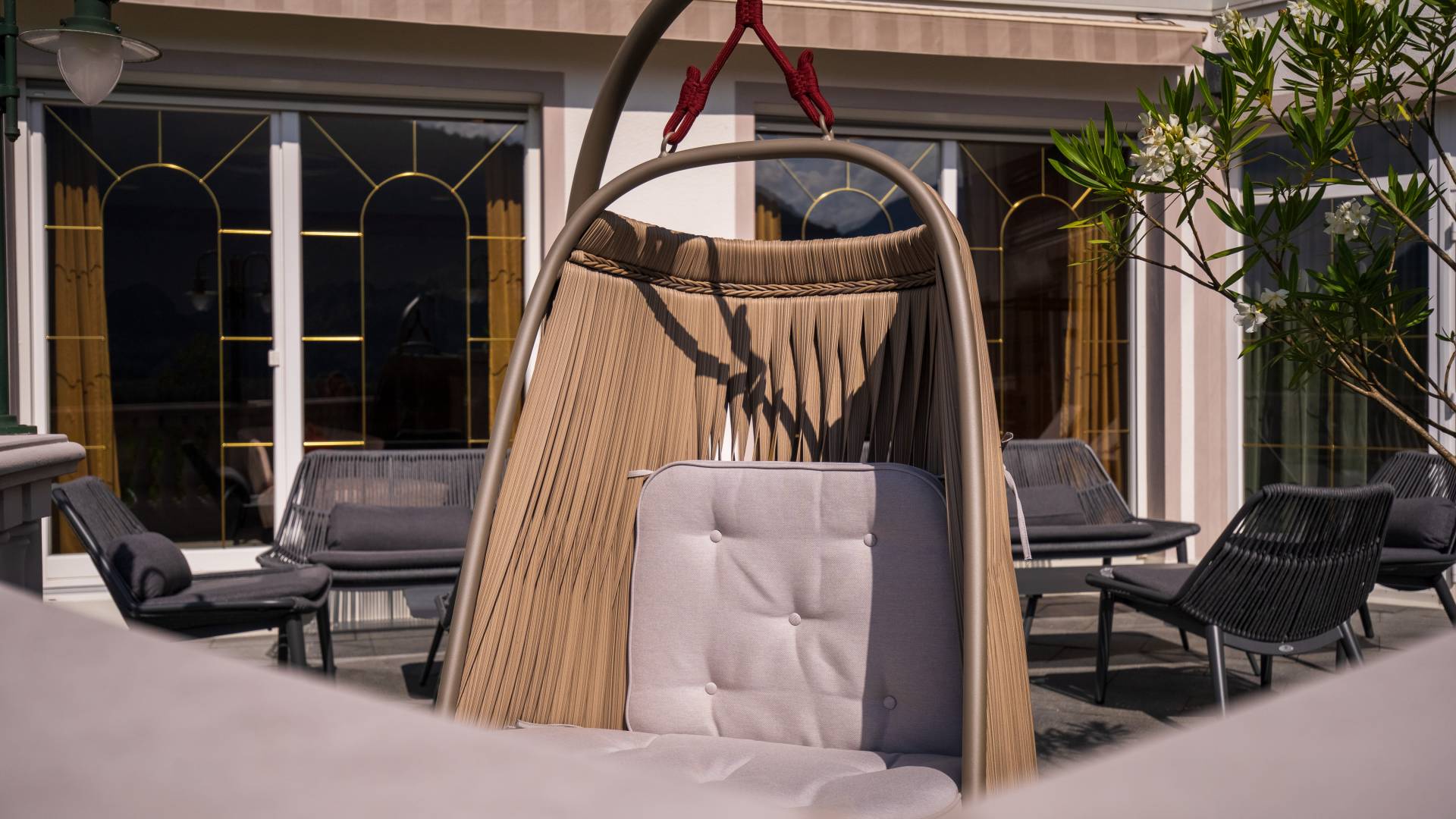 Hängekorbsessel auf der Terrasse des Posthotel Erlerwirt