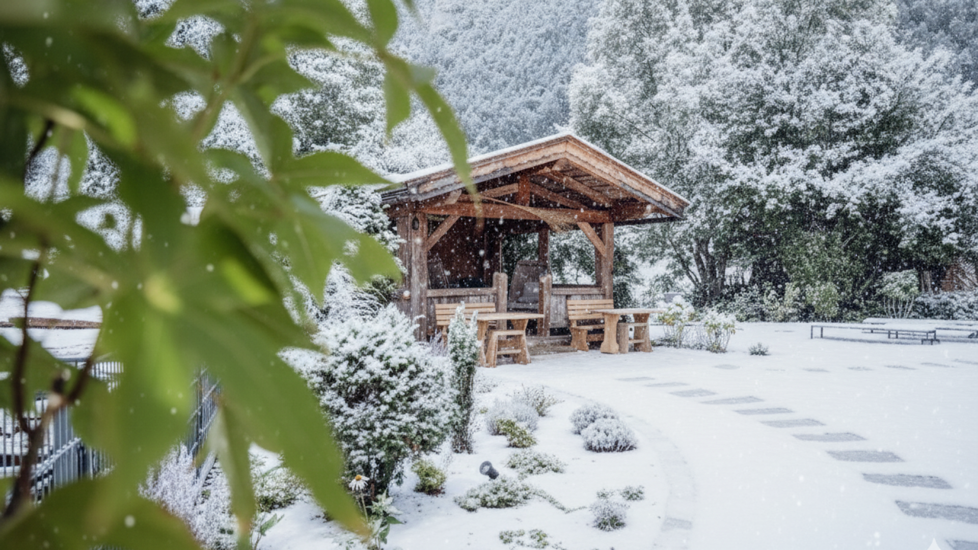 Saunahaus im Garten des Posthotel Erlerwirt im Schnee